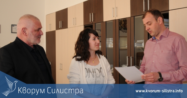 Полицията награди ученик и общинарка за честност