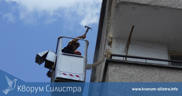 Силистренските пожарникари отстраниха опасна мазилка