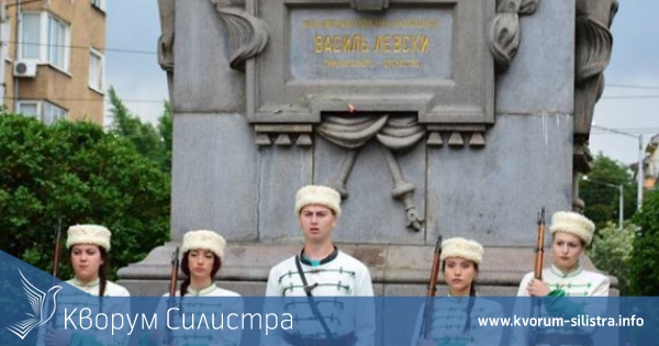 Силистренски караул пред паметника на Васил Левски в София