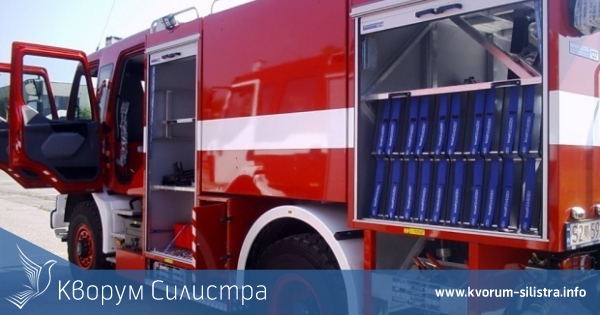 Силистренските пожарникари гасиха сухи треви и премахваха паднали дървета