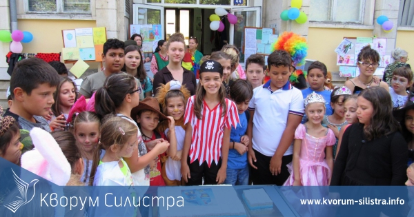 Дядовата ръкавичка спретнаха вчера библиотекарите в Силистра