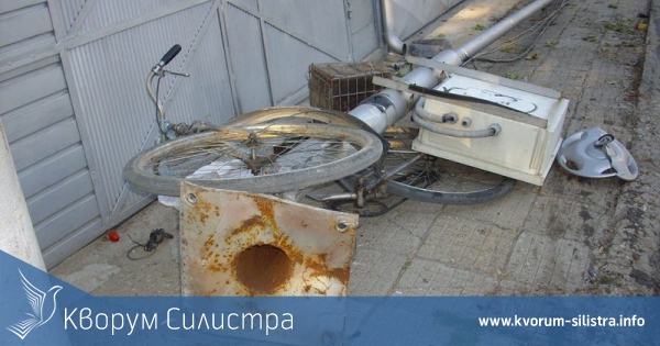 Шофьорка, с книжка от 9 месеца бутна електрически стълб върху възрастен човек