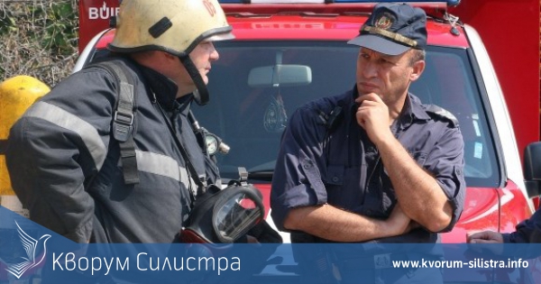 Силистренските пожарникари спасиха къща в Алфатар и 50 дка царевица