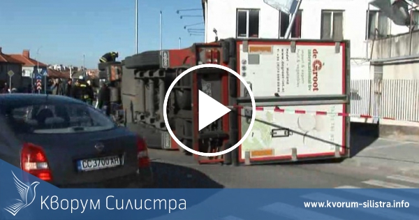 ТИР се обърна на кръговото кръстовище в Силистра