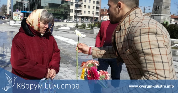 Над 200 гербера подариха младежите на ГЕРБ в Силистра по случай Международния ден на жената