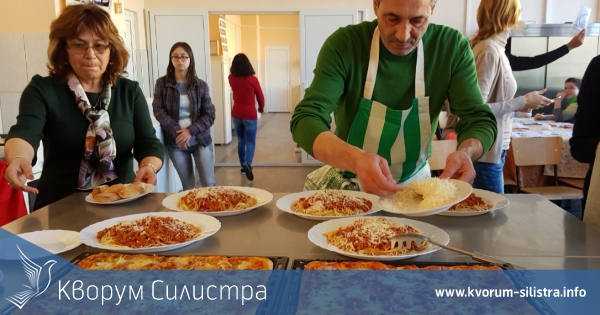 Италиански пицар учи младите буровци на тънкостите на занаята