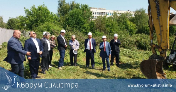 Народният представител от ГЕРБ Алтимир Адамов и областния координатор Тодор Тодоров взеха участие в първа копка за нова детска градина в Дулово