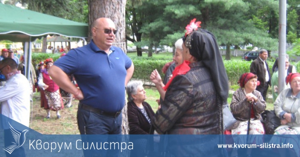 Областният координатор на ПП ГЕРБ Тодор Тодоров приветства участниците във фолклорен събор