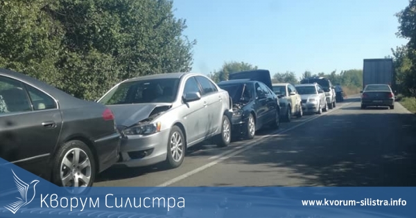 Верижна катастрофа с шест леки коли на пътя Дулово-Силистра