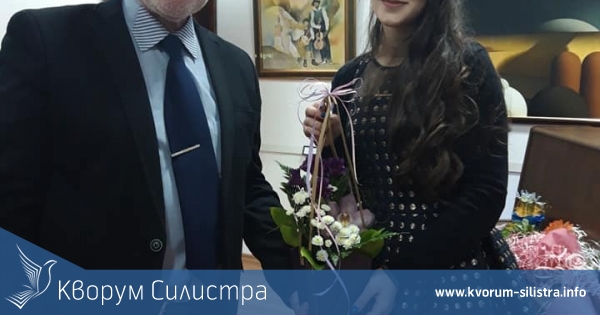 Ученичка от ЕГ "Пейо Яворов" представи своята трилогия "Различна"