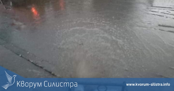 Пожарникари отводняваха къща в село Звенимир