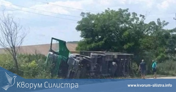 Шофьор на силистренска фирма обърна тир с ремарке пълно с пшеница
