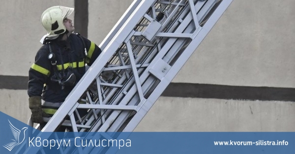 Пожарникари използваха стълба за да помогнат на възрастна жена