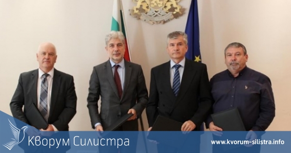 Министър Нено Димов и инж. Васил Боранов, управител на ВиК - Силистра, подписаха договор за близо 80 милиона лева