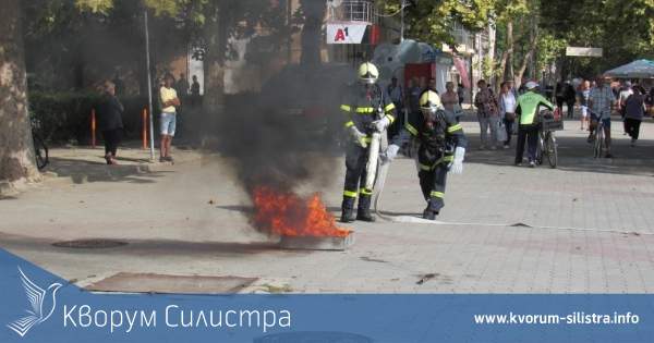 Местните пожарникари демонстрираха умения в центъра на Дулово