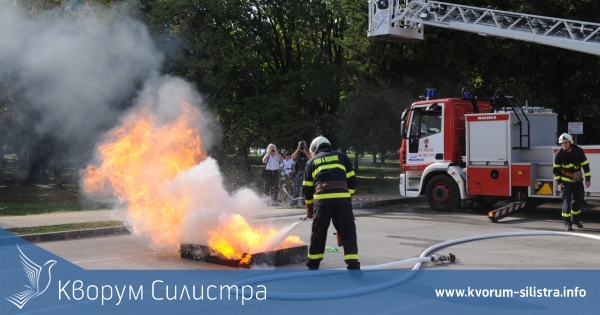 Пожарникари направиха демонстрация в центъра на Силистра в чест на професионалния си празник