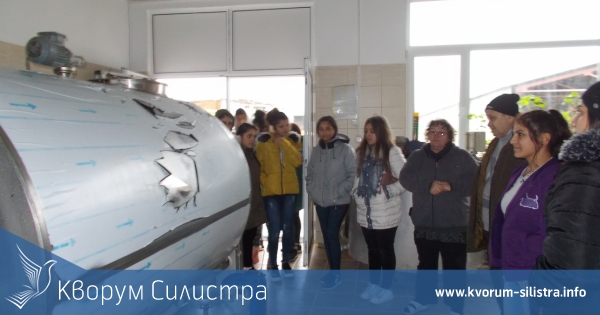 Ученици от ПГМСС "Никола Вапцаров" - с. Средище посетиха стопанство, модернизирано по европейска програма