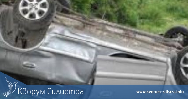 Кола се обърна по таван след удар в бордюр и 4 дървета