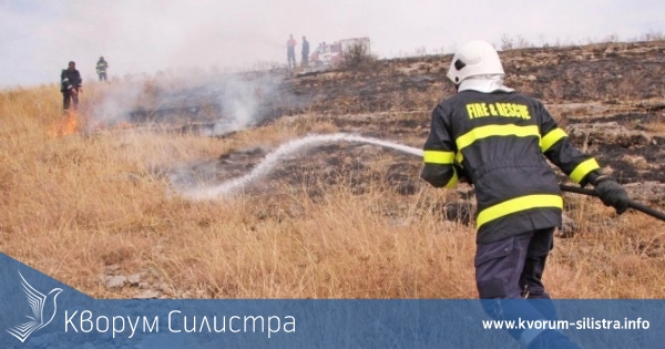 Силистренските огнеборци гасиха пожари в комин и сухи треви
