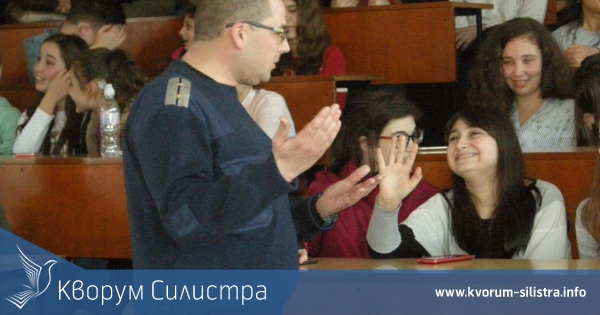 Беседа по пътна безопасност изнесоха пътни полицаи пред ученици от СУ "Н.Й.Вапцаров"