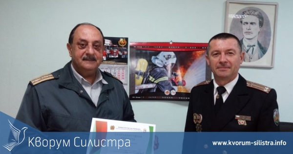Директорът на пожарната комисар Мъров с грамота от министъра на отбраната