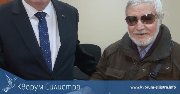 Музикант юбиляр с награда - плакет на Областна администрация Силистра