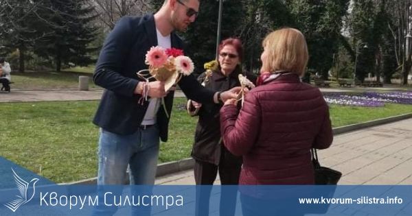 Младежката организация на ГЕРБ-Силистра зарадва с цветя и картичка дамите на Силистра