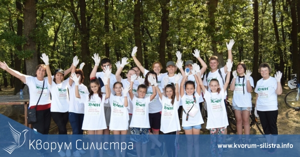 Младежи-доброволци почистиха гората около село Искра