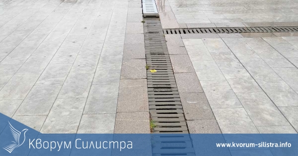 Подменят решетките на централния площад в Силистра