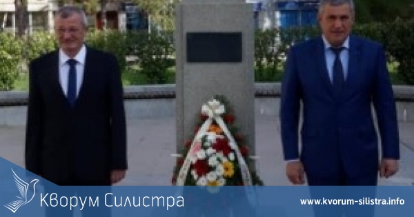 По случай Денят на Независимостта областният управител Ивелин Статев и заместник му Илиян Великов поднесоха венец пред паметника на Стефан Караджа