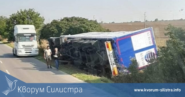 Силистренските пожарникари източили гориво от преобърналия се ТИР до разклона за село Бабук