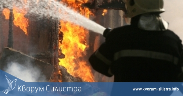 Тутраканските пожарникари извадиха 96-годишна баба от горяща къща