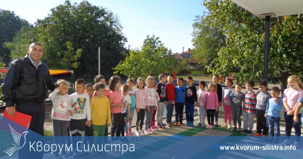 Пътни полицаи обучават тутраканските деца на правилата за безопасност