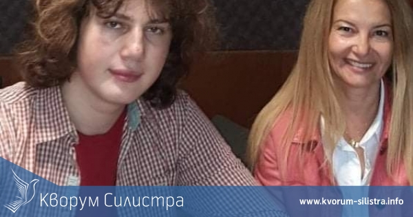 Внук на журналист от Силистра подари свои дискове с видео изпълнения на пиано на библиотеката в града