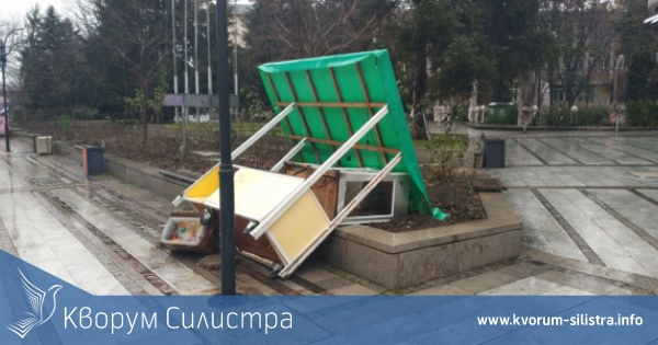 Вятър в Силистра обърна павилион за пуканки в центъра