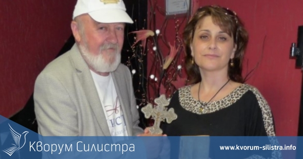 Известният силистренец Марин Минев-Джона дари на силистренския театър кръст и молитвеник
