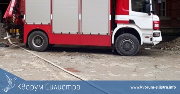 Нелека служба: Пожарникари отводниха на едно място, а на друго се наложи да гасят