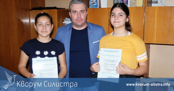 Шефът на полицията в Силистра награди три ученички за достойна постъпка