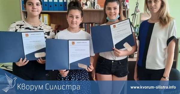 Кметът на Силистра награди трите момичета намерили и върнали портфейл с пари