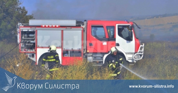Три пожарни гасиха запалени сухи треви край силистренско село