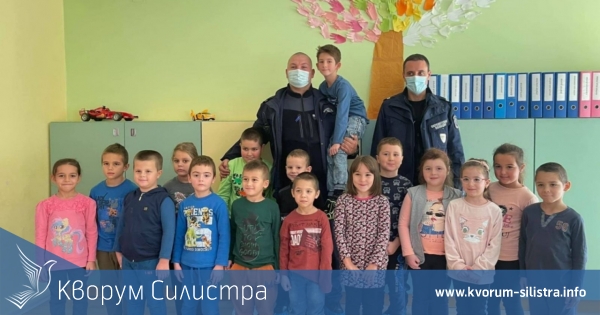 Полицаи бяха на гости в детска градина "Нарцис"