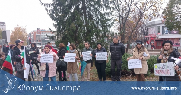 Родители излязоха на протест в Силистра срещу тестването за Covid-19 на децата в училище