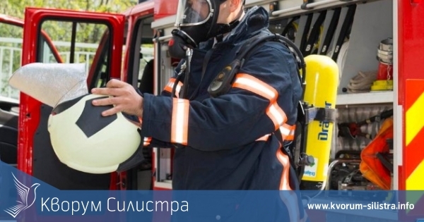 Пожарникарите от Кайнарджа гасиха навес и спасяваха хора в Лада