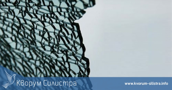 Пожарникари отстраниха опасно надвиснало стъкло от 4-ия етаж на сграда в Силистра