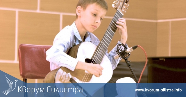 Петокласник с китара от Силистра впечатли академици с изпълнение на Бах