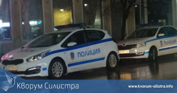 Кола се преобърна по таван на заледен път в Алфатар