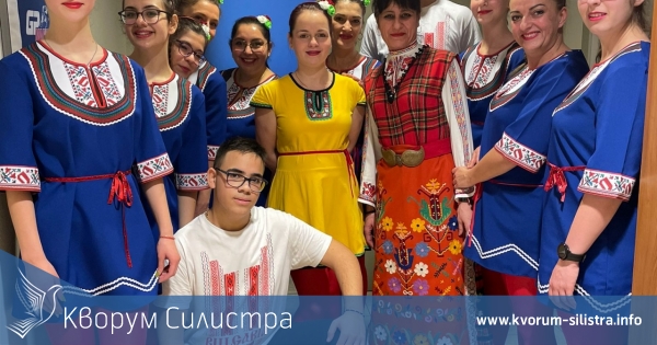 Най-младият ръководител на танцов състав "Ритми" поздрави и тази година сънародниците си за идващите празници