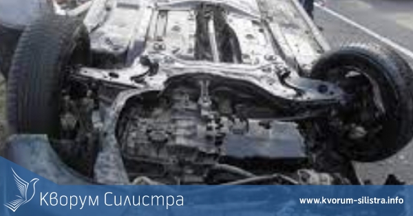 Добри хора помогнаха на неразумен водач, обърнал колата си по таван до Сребърна