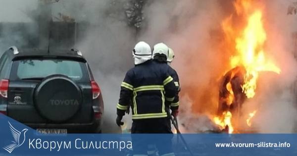 Силистренските пожарникари спасиха две леки коли, паркирани до горящ контейнер