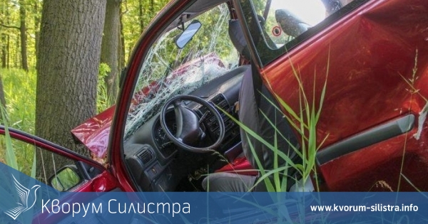 Младо момиче се заби в дърво в Дуловско